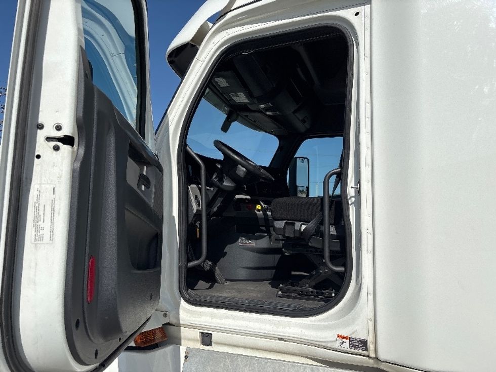 Sleeper Tractor-Heavy Duty Tractors-Freightliner-2020-T12664ST-Fontana-CA-433,559\n\t\tmiles-$ 70,000 - Image 9