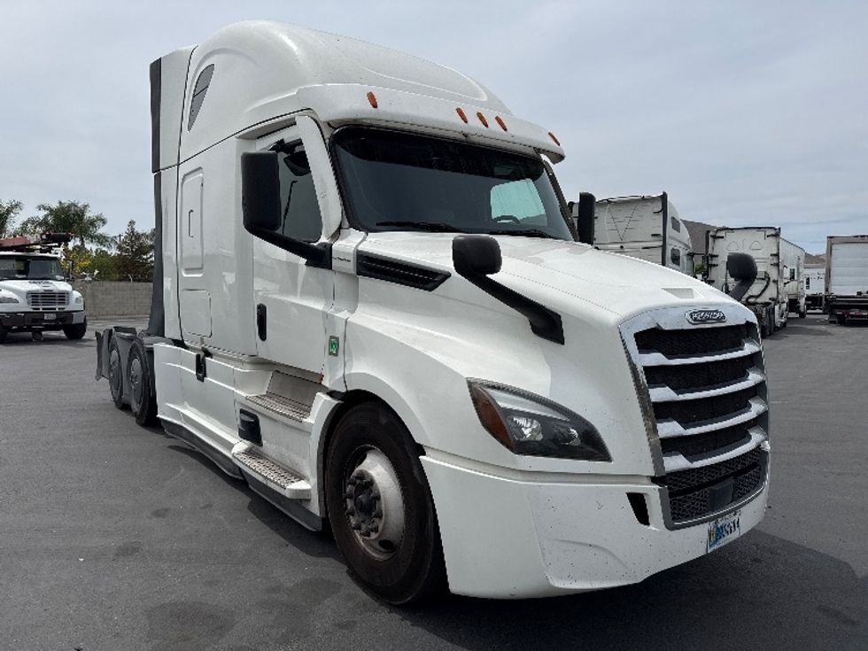 Sleeper Tractor-Heavy Duty Tractors-Freightliner-2020-T12664ST-Fontana-CA-453,963\n\t\tmiles-$ 68,500 - Image 1