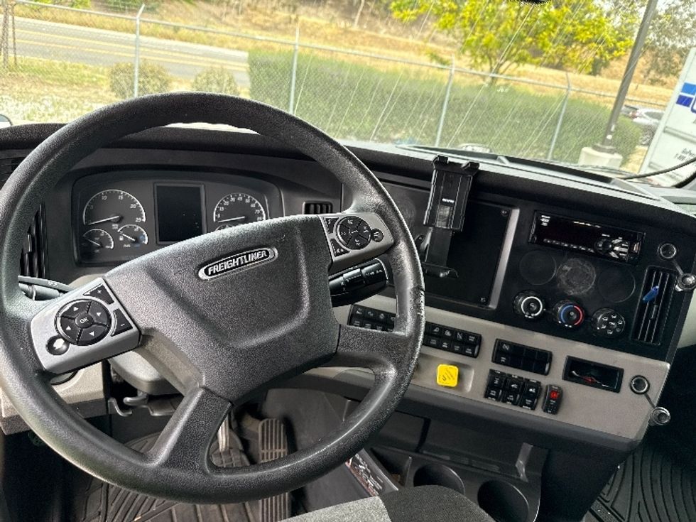 Sleeper Tractor-Heavy Duty Tractors-Freightliner-2020-T12664ST-Fontana-CA-453,963\n\t\tmiles-$ 68,500 - Image 11