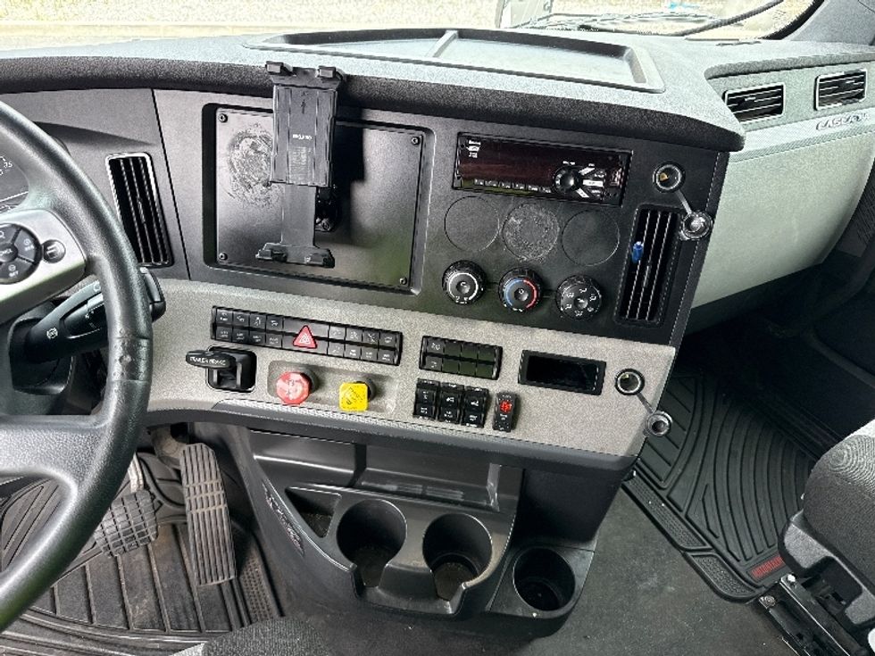 Sleeper Tractor-Heavy Duty Tractors-Freightliner-2020-T12664ST-Fontana-CA-453,963\n\t\tmiles-$ 68,500 - Image 12