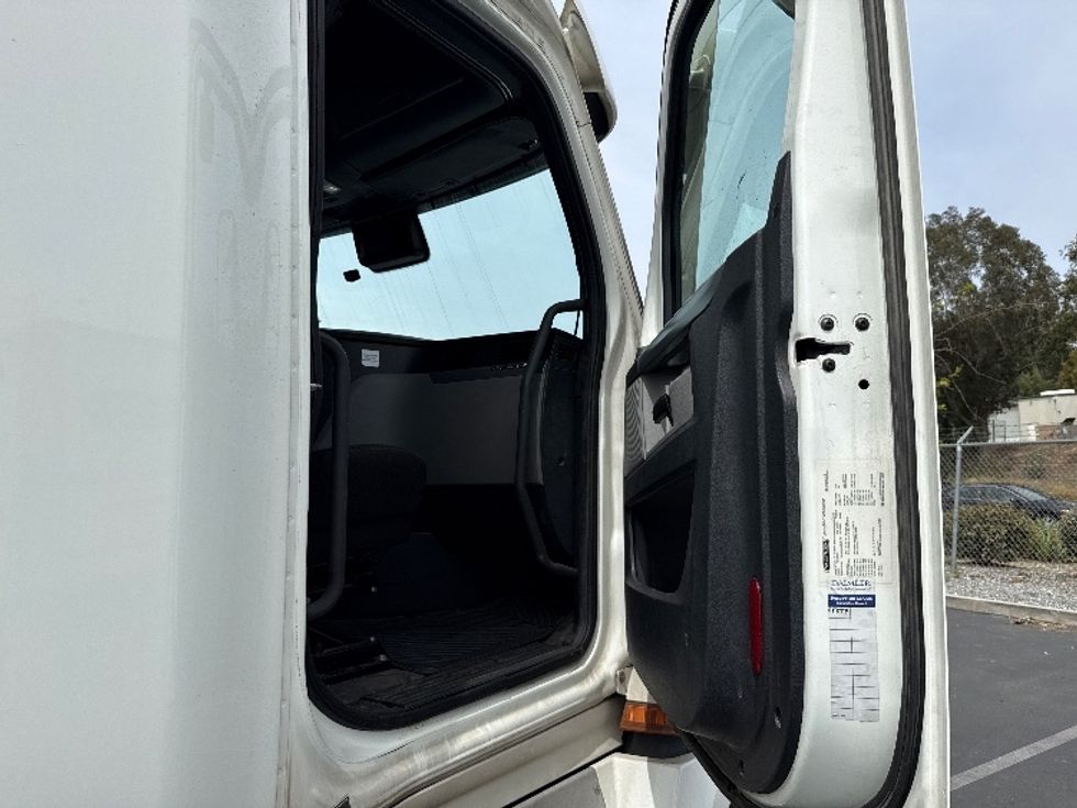 Sleeper Tractor-Heavy Duty Tractors-Freightliner-2020-T12664ST-Fontana-CA-453,963\n\t\tmiles-$ 68,500 - Image 13