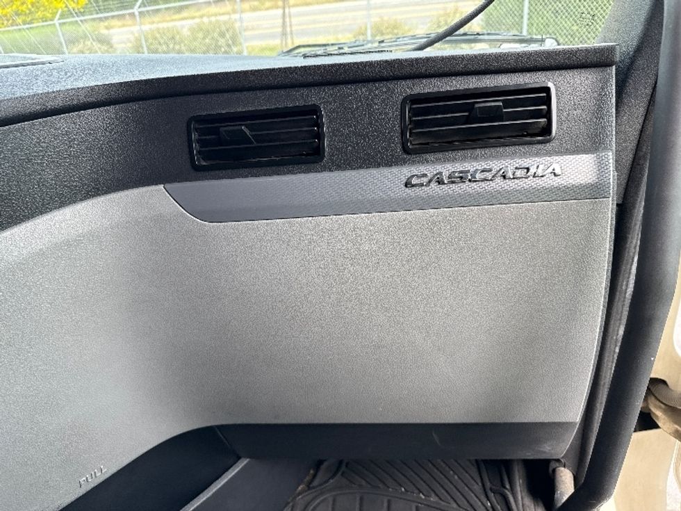 Sleeper Tractor-Heavy Duty Tractors-Freightliner-2020-T12664ST-Fontana-CA-453,963\n\t\tmiles-$ 68,500 - Image 14