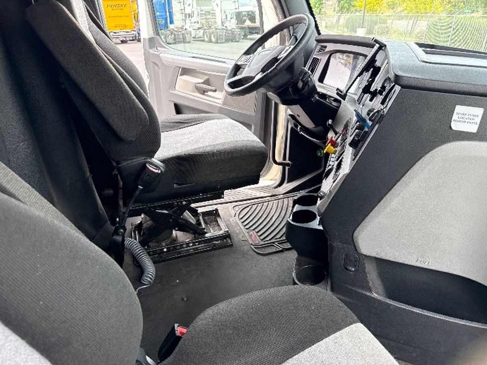 Sleeper Tractor-Heavy Duty Tractors-Freightliner-2020-T12664ST-Fontana-CA-453,963\n\t\tmiles-$ 68,500 - Image 15