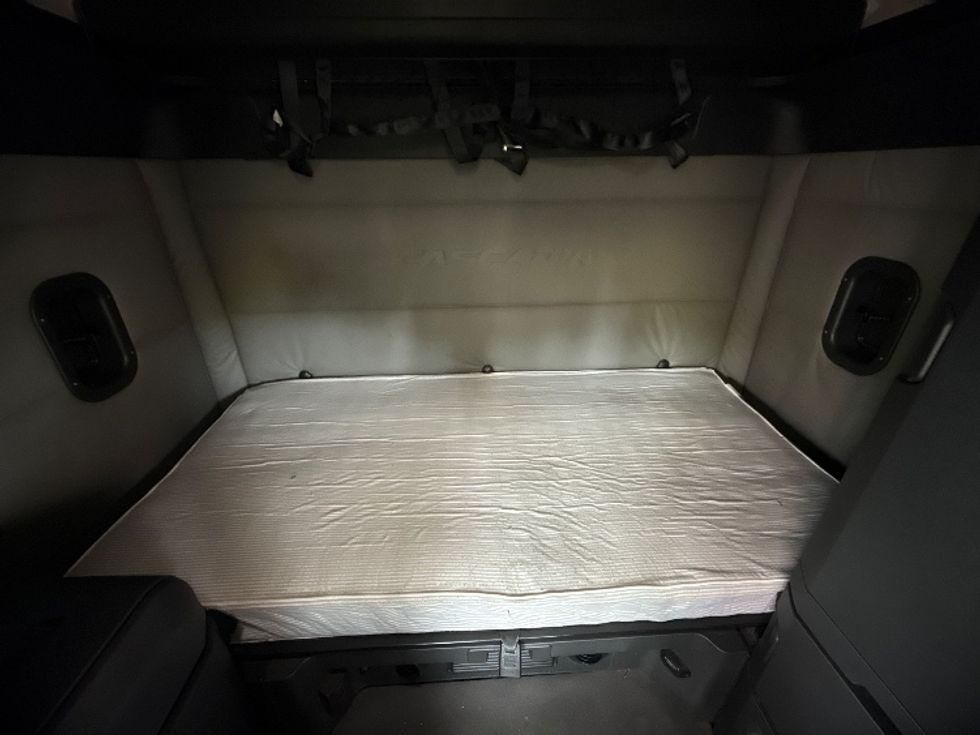 Sleeper Tractor-Heavy Duty Tractors-Freightliner-2020-T12664ST-Fontana-CA-453,963\n\t\tmiles-$ 68,500 - Image 16