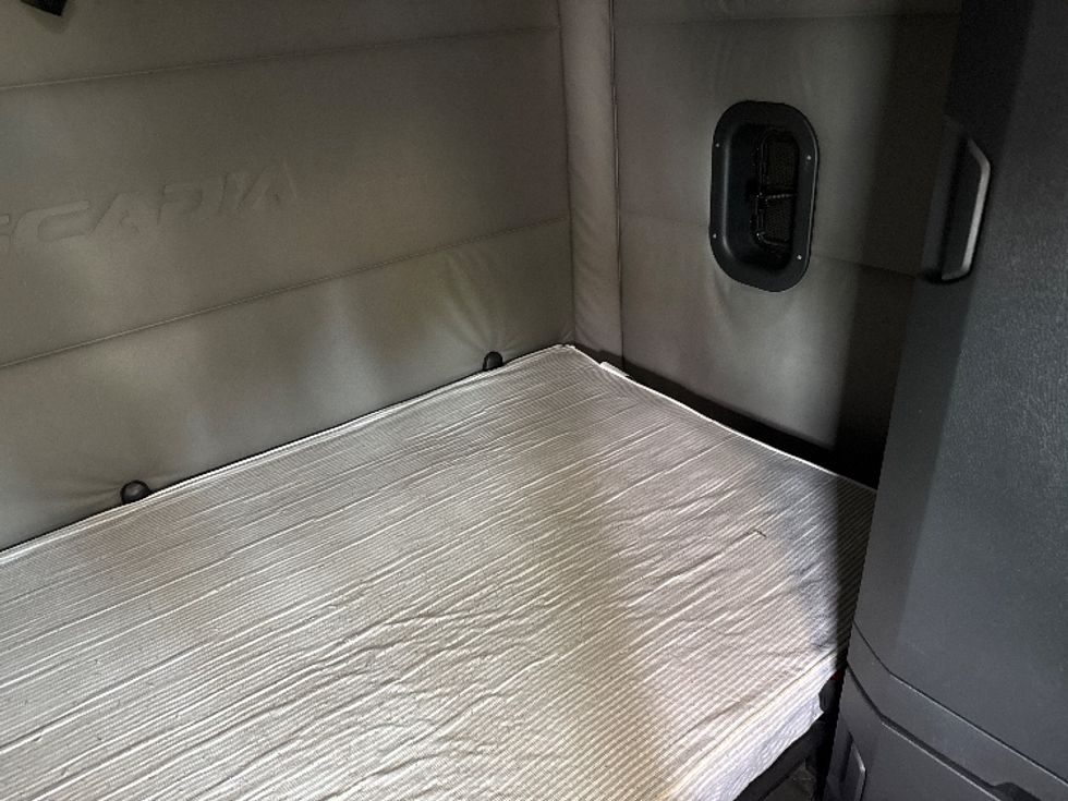 Sleeper Tractor-Heavy Duty Tractors-Freightliner-2020-T12664ST-Fontana-CA-453,963\n\t\tmiles-$ 68,500 - Image 17