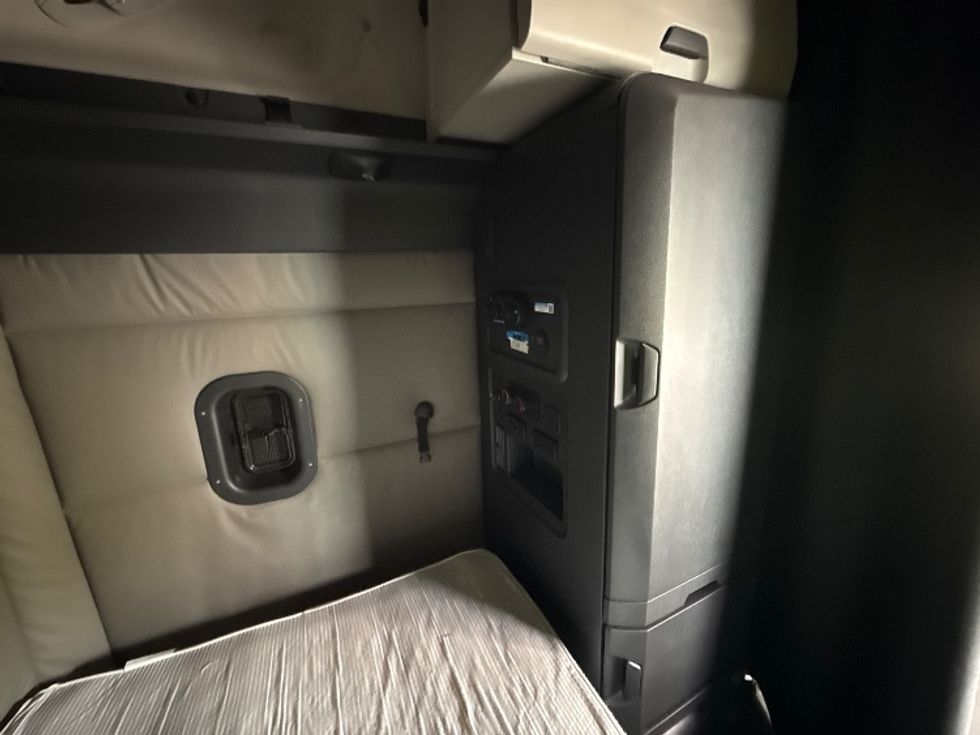 Sleeper Tractor-Heavy Duty Tractors-Freightliner-2020-T12664ST-Fontana-CA-453,963\n\t\tmiles-$ 68,500 - Image 18