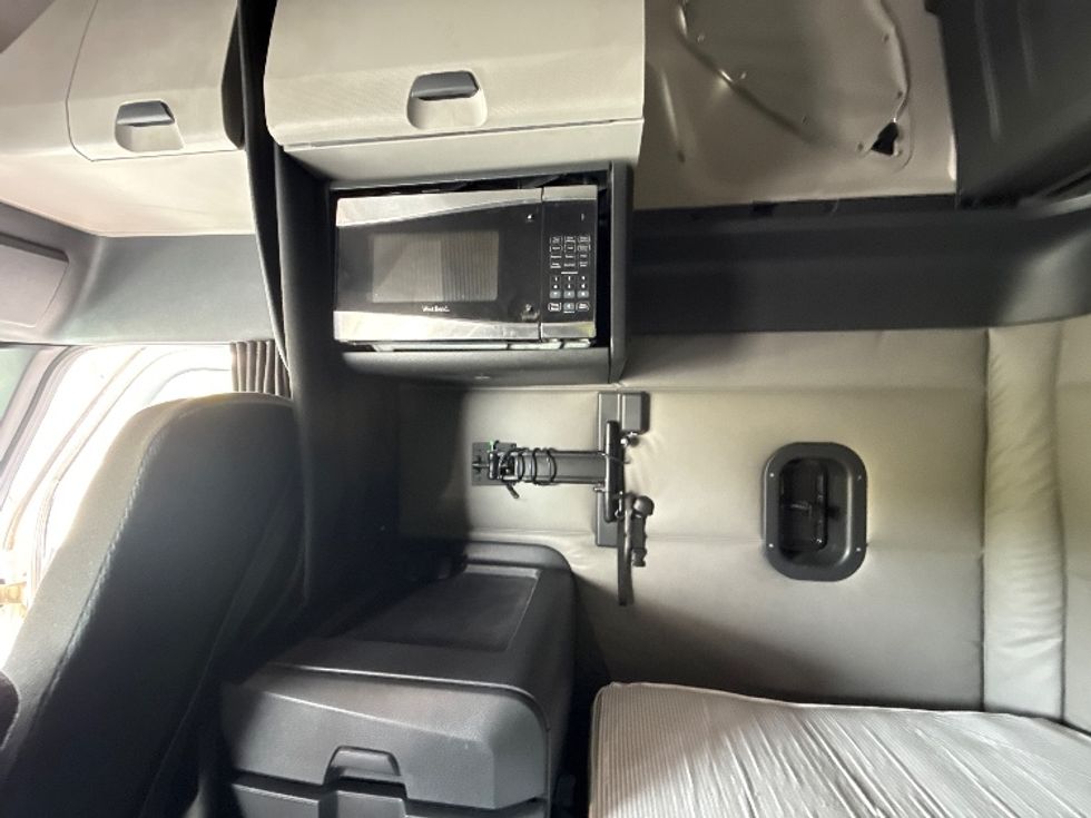 Sleeper Tractor-Heavy Duty Tractors-Freightliner-2020-T12664ST-Fontana-CA-453,963\n\t\tmiles-$ 68,500 - Image 19