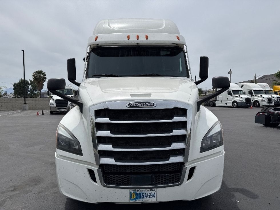 Sleeper Tractor-Heavy Duty Tractors-Freightliner-2020-T12664ST-Fontana-CA-453,963\n\t\tmiles-$ 68,500 - Image 2