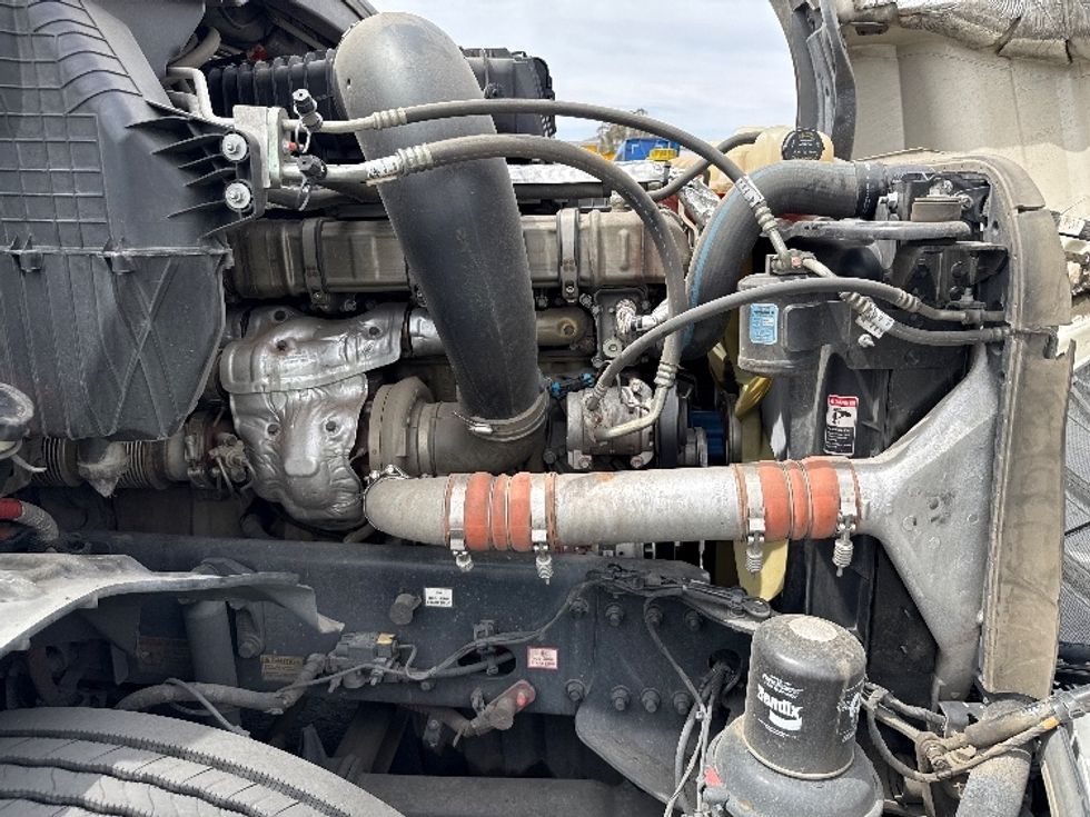 Sleeper Tractor-Heavy Duty Tractors-Freightliner-2020-T12664ST-Fontana-CA-453,963\n\t\tmiles-$ 68,500 - Image 20