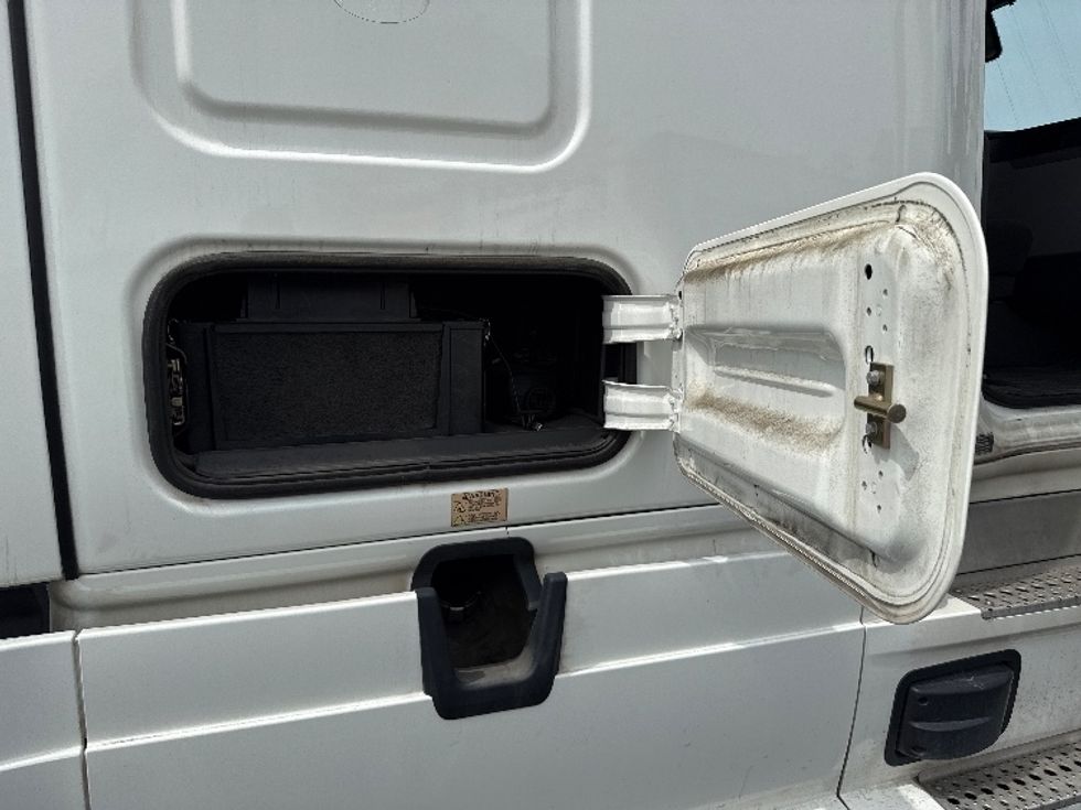 Sleeper Tractor-Heavy Duty Tractors-Freightliner-2020-T12664ST-Fontana-CA-453,963\n\t\tmiles-$ 68,500 - Image 25