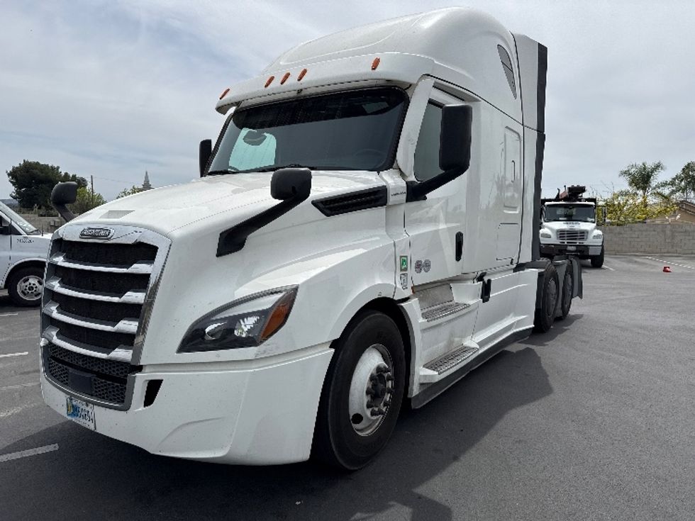 Sleeper Tractor-Heavy Duty Tractors-Freightliner-2020-T12664ST-Fontana-CA-453,963\n\t\tmiles-$ 68,500 - Image 3