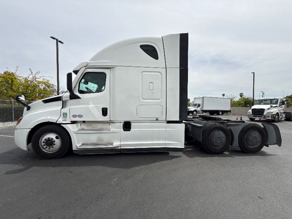 Sleeper Tractor-Heavy Duty Tractors-Freightliner-2020-T12664ST-Fontana-CA-453,963\n\t\tmiles-$ 68,500 - Image 4