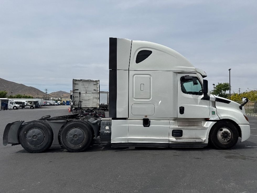 Sleeper Tractor-Heavy Duty Tractors-Freightliner-2020-T12664ST-Fontana-CA-453,963\n\t\tmiles-$ 68,500 - Image 8