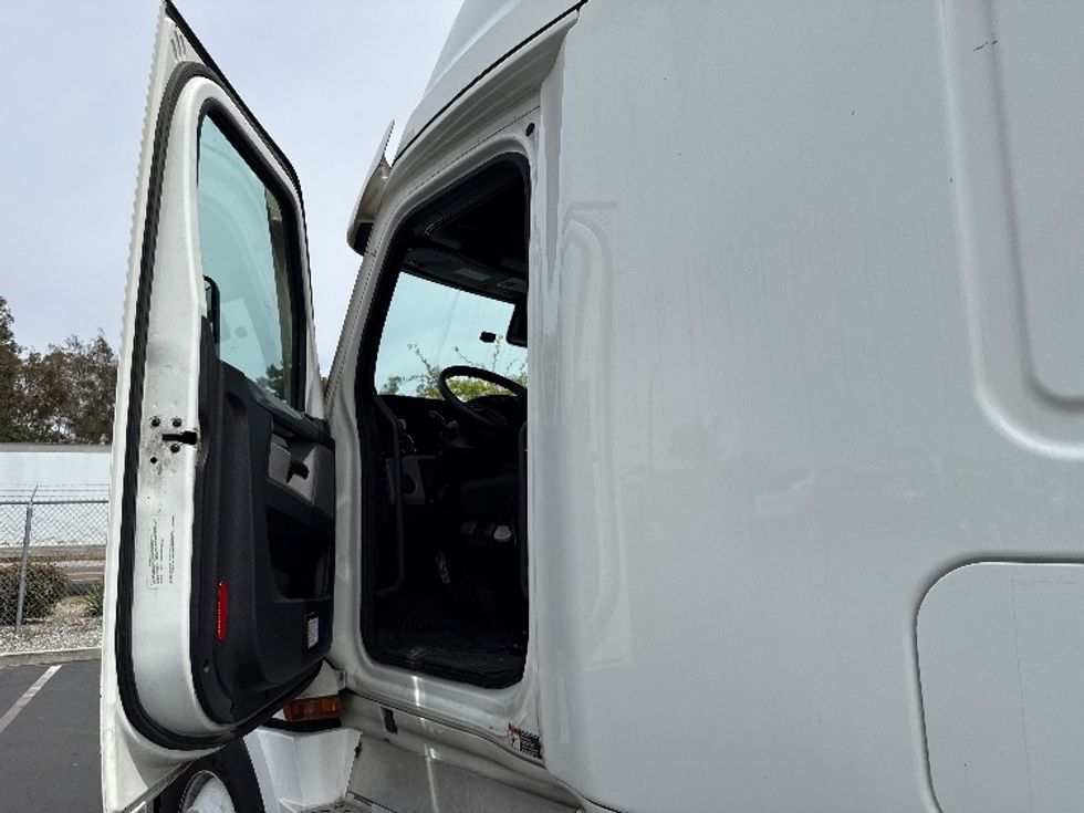 Sleeper Tractor-Heavy Duty Tractors-Freightliner-2020-T12664ST-Fontana-CA-453,963\n\t\tmiles-$ 68,500 - Image 9