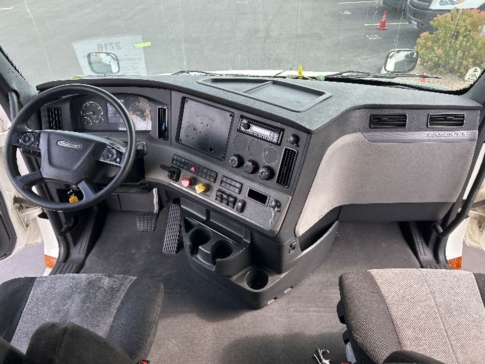 Sleeper Tractor-Heavy Duty Tractors-Freightliner-2020-T12664ST-Fontana-CA-454,189\n\t\tmiles-$ 67,500 - Image 12