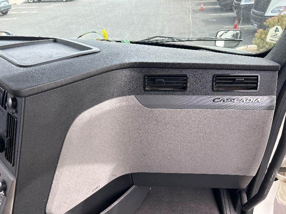 Sleeper Tractor-Heavy Duty Tractors-Freightliner-2020-T12664ST-Fontana-CA-454,189\n\t\tmiles-$ 67,500 - Image 14