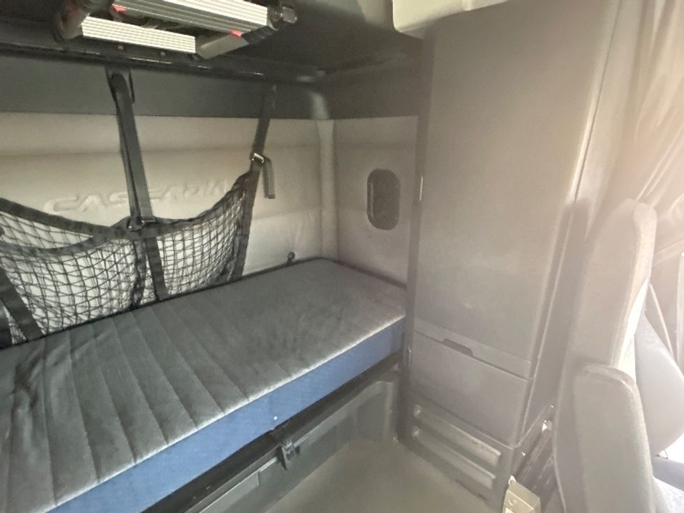 Sleeper Tractor-Heavy Duty Tractors-Freightliner-2020-T12664ST-Fontana-CA-454,189\n\t\tmiles-$ 67,500 - Image 16