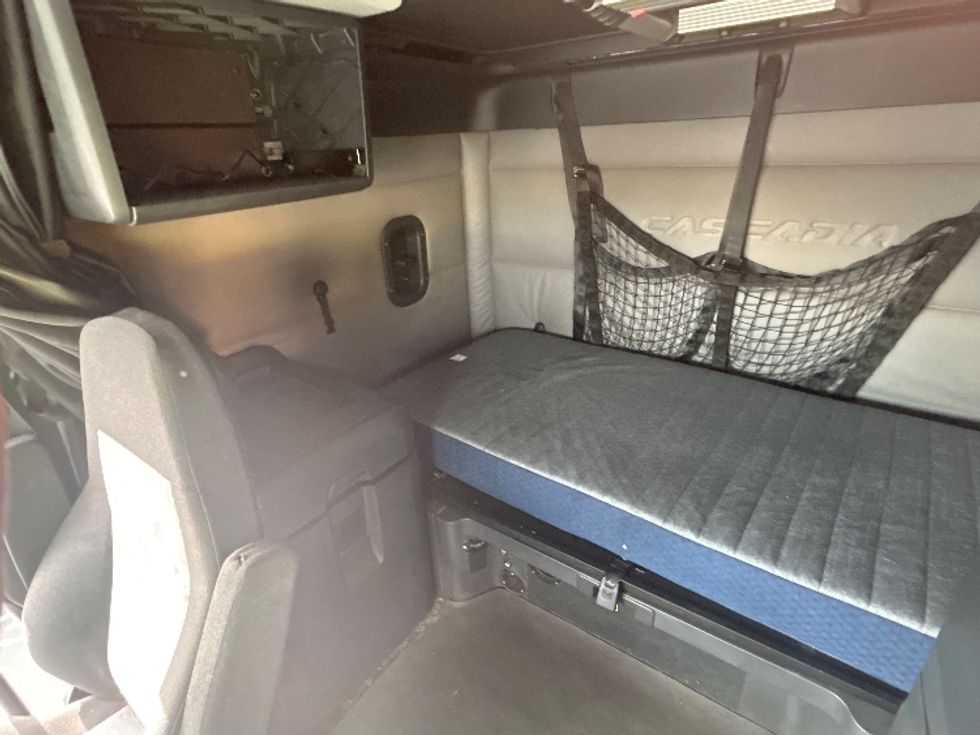 Sleeper Tractor-Heavy Duty Tractors-Freightliner-2020-T12664ST-Fontana-CA-454,189\n\t\tmiles-$ 67,500 - Image 18