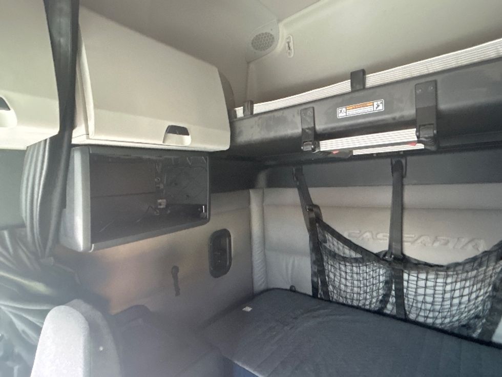 Sleeper Tractor-Heavy Duty Tractors-Freightliner-2020-T12664ST-Fontana-CA-454,189\n\t\tmiles-$ 67,500 - Image 19