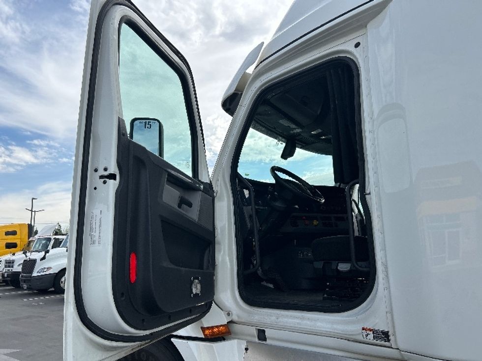 Sleeper Tractor-Heavy Duty Tractors-Freightliner-2020-T12664ST-Fontana-CA-454,189\n\t\tmiles-$ 67,500 - Image 9