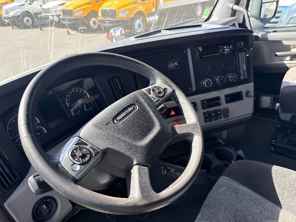 Sleeper Tractor-Heavy Duty Tractors-Freightliner-2020-T12664ST-Fontana-CA-460,211\n\t\tmiles-$ 65,000 - Image 10