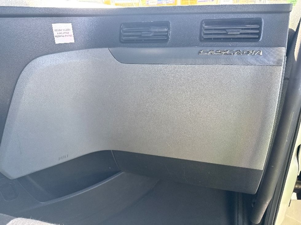 Sleeper Tractor-Heavy Duty Tractors-Freightliner-2020-T12664ST-Fontana-CA-460,211\n\t\tmiles-$ 65,000 - Image 11