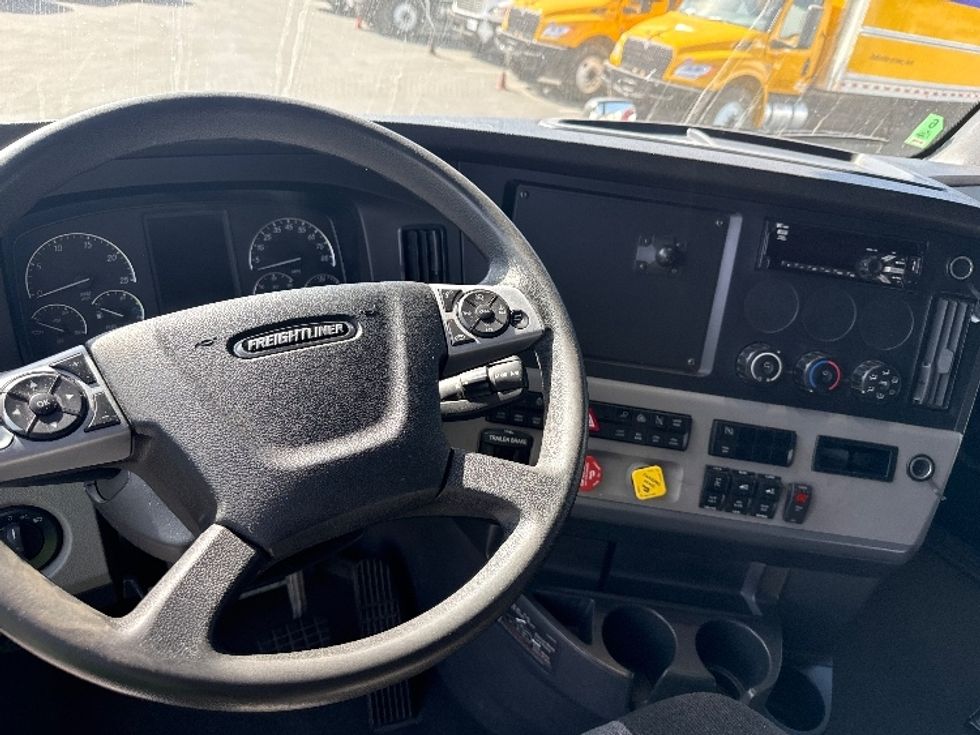 Sleeper Tractor-Heavy Duty Tractors-Freightliner-2020-T12664ST-Fontana-CA-460,211\n\t\tmiles-$ 65,000 - Image 12