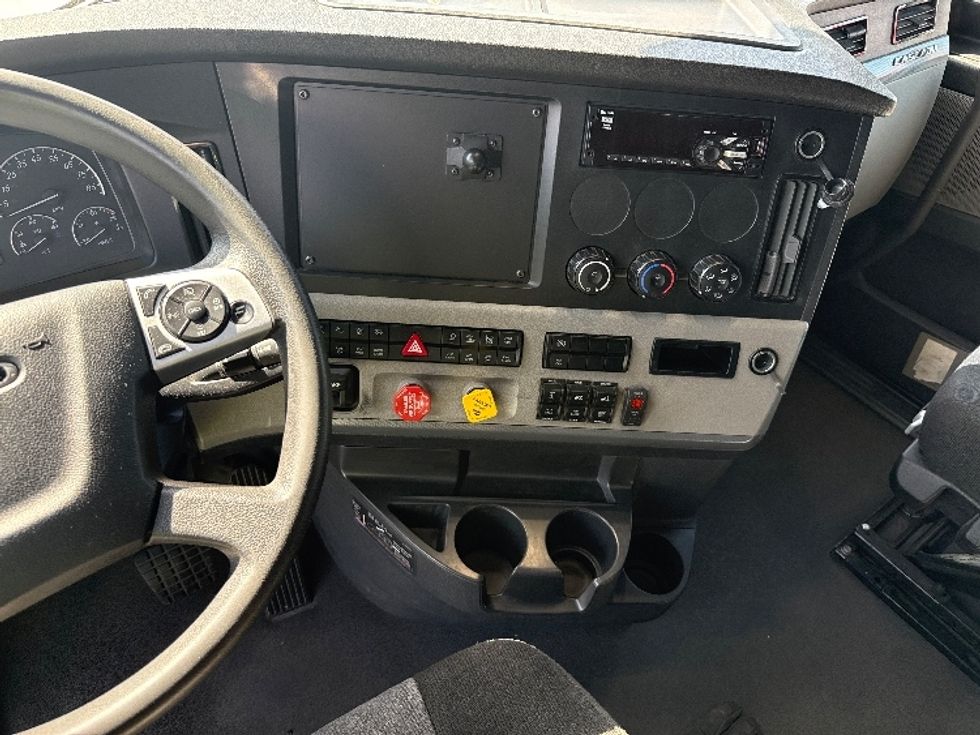 Sleeper Tractor-Heavy Duty Tractors-Freightliner-2020-T12664ST-Fontana-CA-460,211\n\t\tmiles-$ 65,000 - Image 13