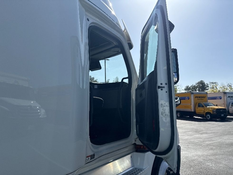 Sleeper Tractor-Heavy Duty Tractors-Freightliner-2020-T12664ST-Fontana-CA-460,211\n\t\tmiles-$ 65,000 - Image 14