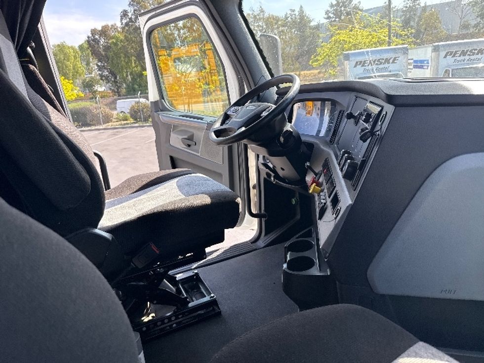 Sleeper Tractor-Heavy Duty Tractors-Freightliner-2020-T12664ST-Fontana-CA-460,211\n\t\tmiles-$ 65,000 - Image 15