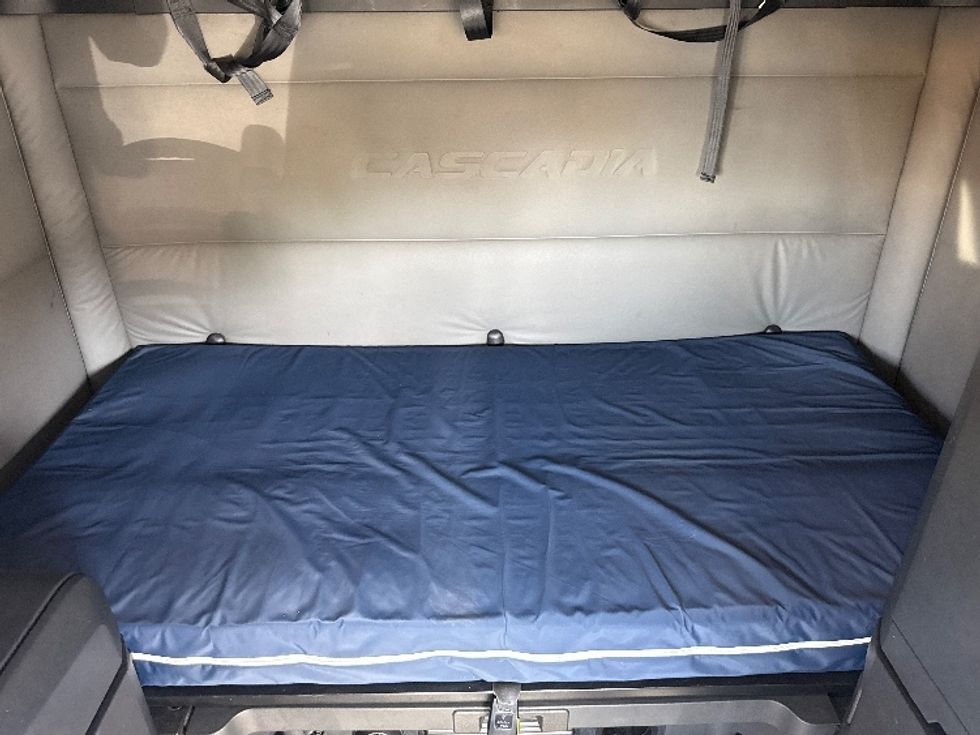 Sleeper Tractor-Heavy Duty Tractors-Freightliner-2020-T12664ST-Fontana-CA-460,211\n\t\tmiles-$ 65,000 - Image 16