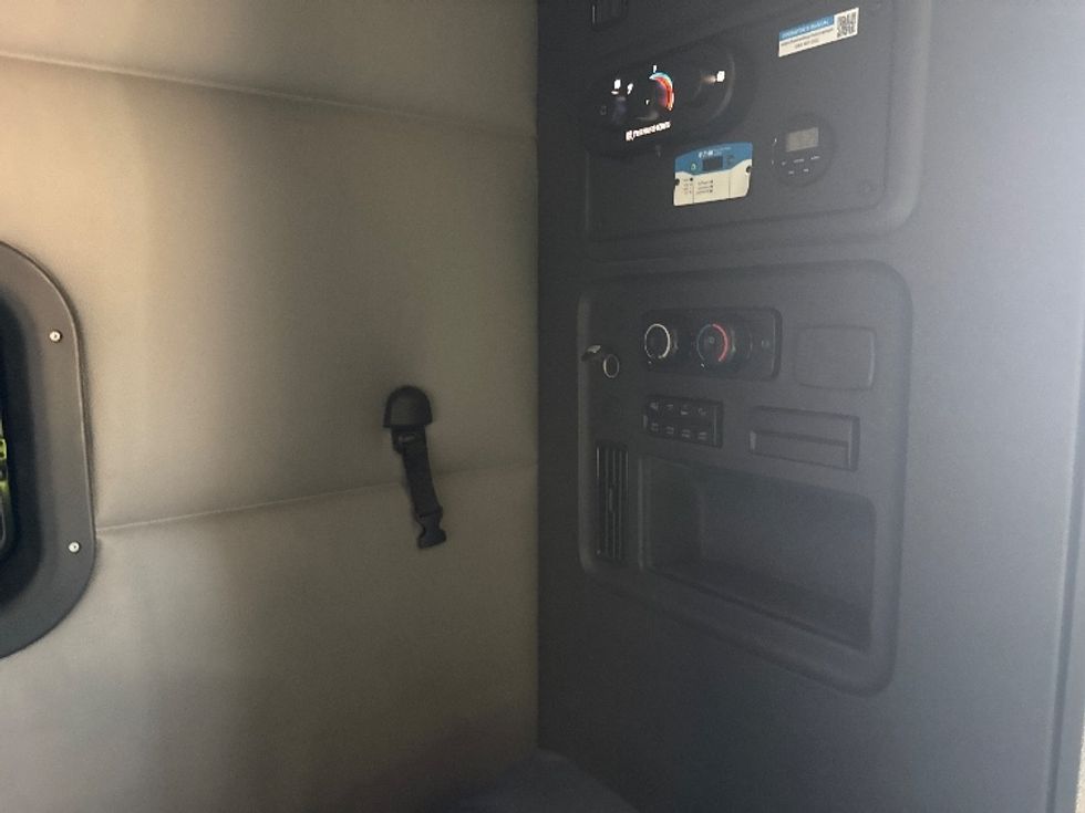 Sleeper Tractor-Heavy Duty Tractors-Freightliner-2020-T12664ST-Fontana-CA-460,211\n\t\tmiles-$ 65,000 - Image 18