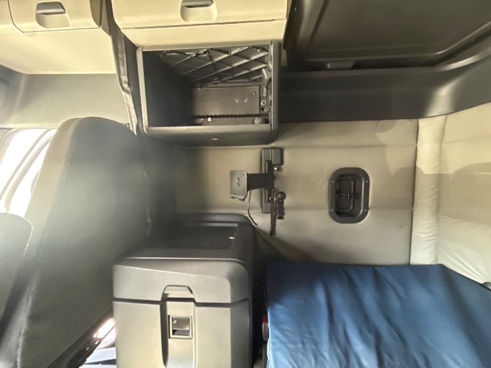 Sleeper Tractor-Heavy Duty Tractors-Freightliner-2020-T12664ST-Fontana-CA-460,211\n\t\tmiles-$ 65,000 - Image 19