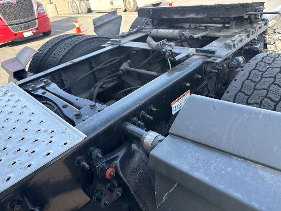 Sleeper Tractor-Heavy Duty Tractors-Freightliner-2020-T12664ST-Fontana-CA-460,211\n\t\tmiles-$ 65,000 - Image 23