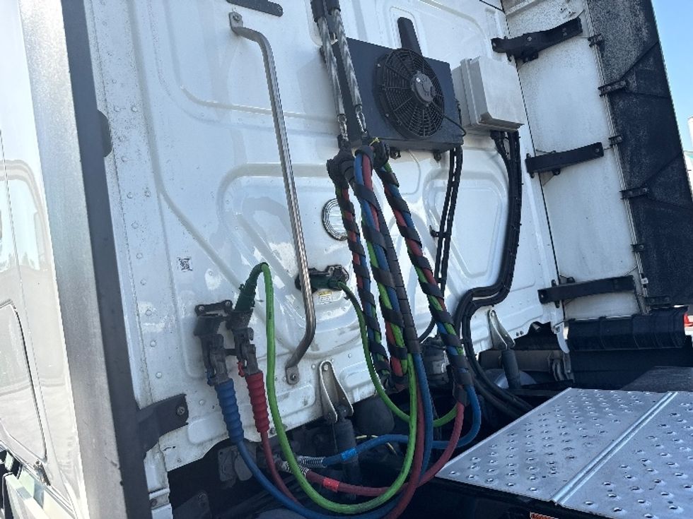 Sleeper Tractor-Heavy Duty Tractors-Freightliner-2020-T12664ST-Fontana-CA-460,211\n\t\tmiles-$ 65,000 - Image 24