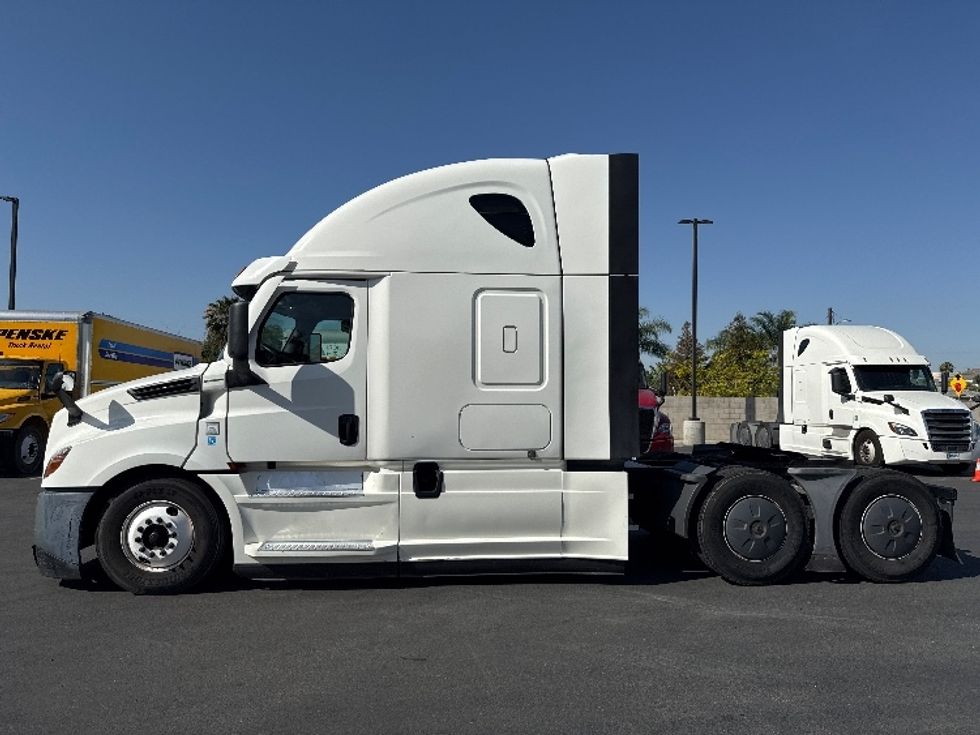 Sleeper Tractor-Heavy Duty Tractors-Freightliner-2020-T12664ST-Fontana-CA-460,211\n\t\tmiles-$ 65,000 - Image 4