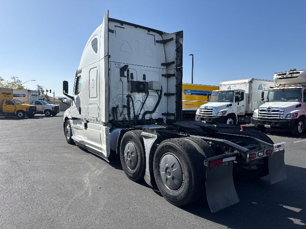 Sleeper Tractor-Heavy Duty Tractors-Freightliner-2020-T12664ST-Fontana-CA-460,211\n\t\tmiles-$ 65,000 - Image 5
