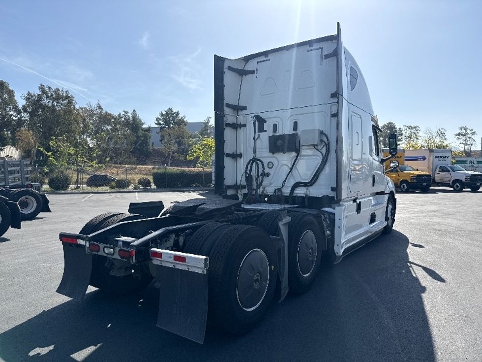 Sleeper Tractor-Heavy Duty Tractors-Freightliner-2020-T12664ST-Fontana-CA-460,211\n\t\tmiles-$ 65,000 - Image 7