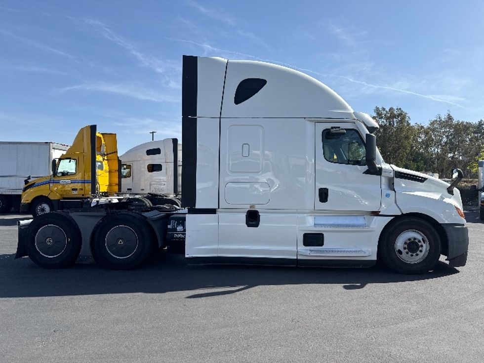 Sleeper Tractor-Heavy Duty Tractors-Freightliner-2020-T12664ST-Fontana-CA-460,211\n\t\tmiles-$ 65,000 - Image 8