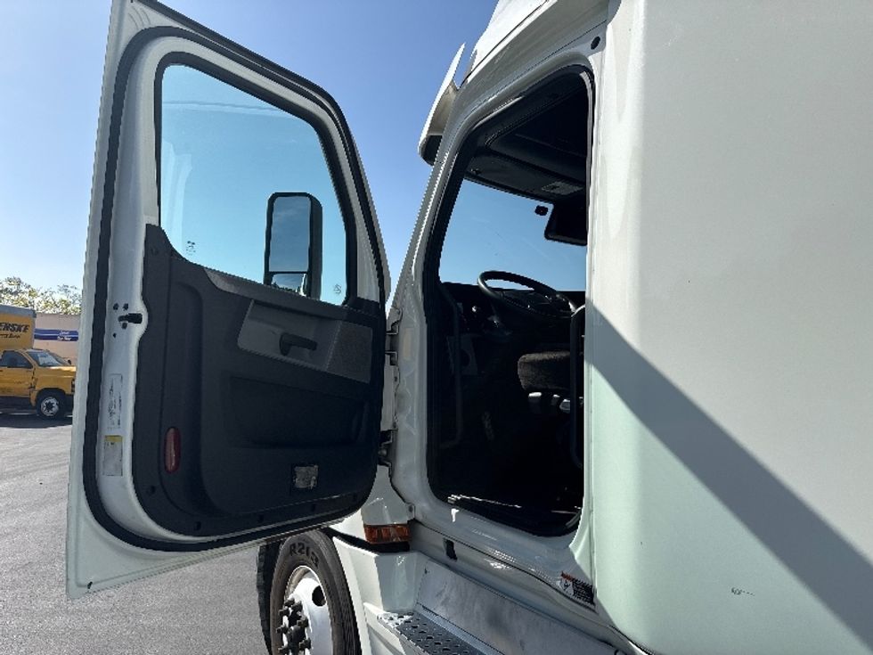 Sleeper Tractor-Heavy Duty Tractors-Freightliner-2020-T12664ST-Fontana-CA-460,211\n\t\tmiles-$ 65,000 - Image 9