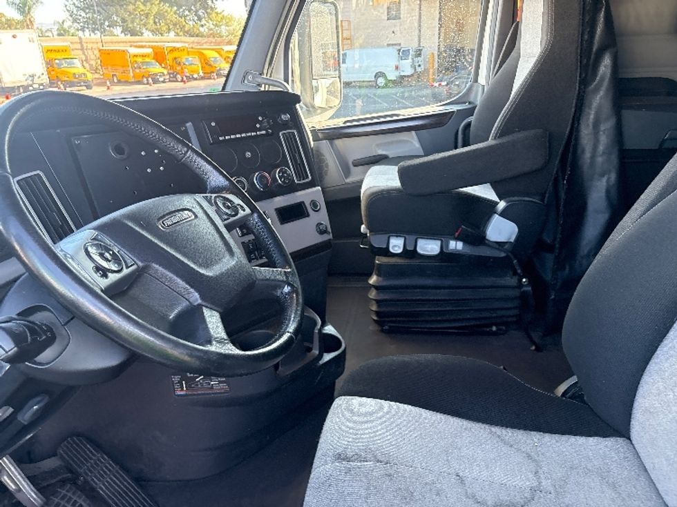 Sleeper Tractor-Heavy Duty Tractors-Freightliner-2020-T12664ST-Fontana-CA-461,047\n\t\tmiles-$ 74,750 - Image 10