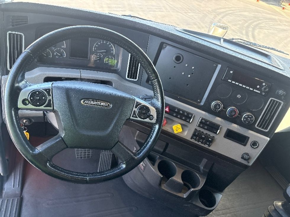 Sleeper Tractor-Heavy Duty Tractors-Freightliner-2020-T12664ST-Fontana-CA-461,047\n\t\tmiles-$ 74,750 - Image 11