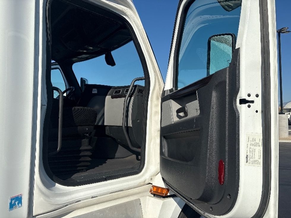 Sleeper Tractor-Heavy Duty Tractors-Freightliner-2020-T12664ST-Fontana-CA-461,047\n\t\tmiles-$ 74,750 - Image 13