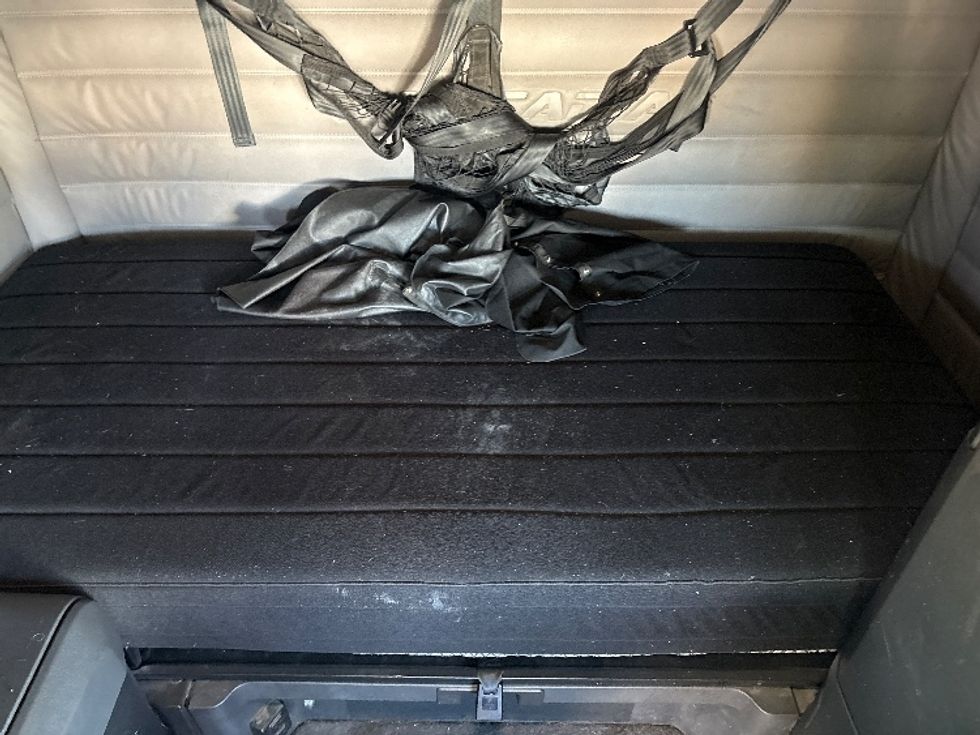 Sleeper Tractor-Heavy Duty Tractors-Freightliner-2020-T12664ST-Fontana-CA-461,047\n\t\tmiles-$ 74,750 - Image 17