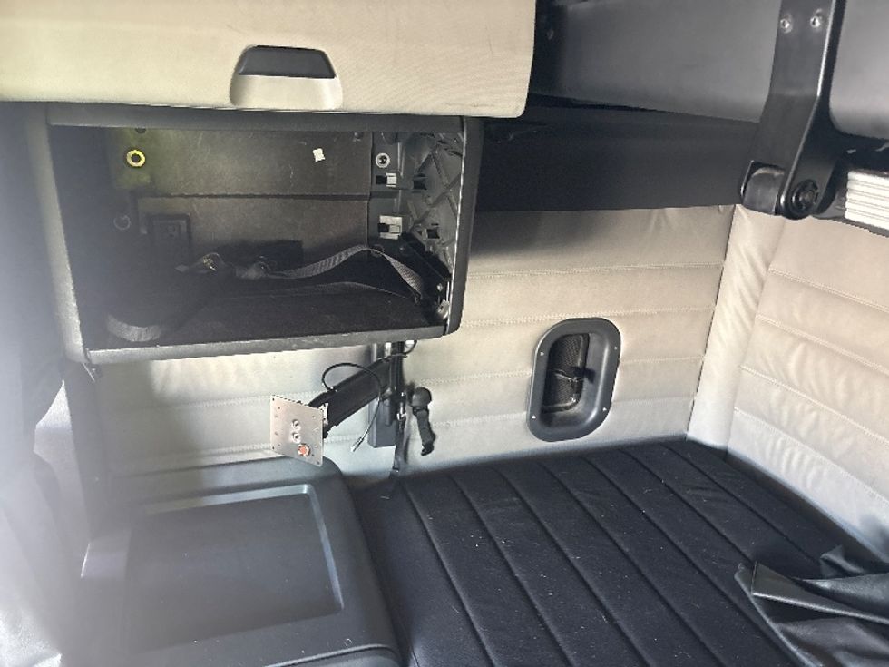 Sleeper Tractor-Heavy Duty Tractors-Freightliner-2020-T12664ST-Fontana-CA-461,047\n\t\tmiles-$ 74,750 - Image 19