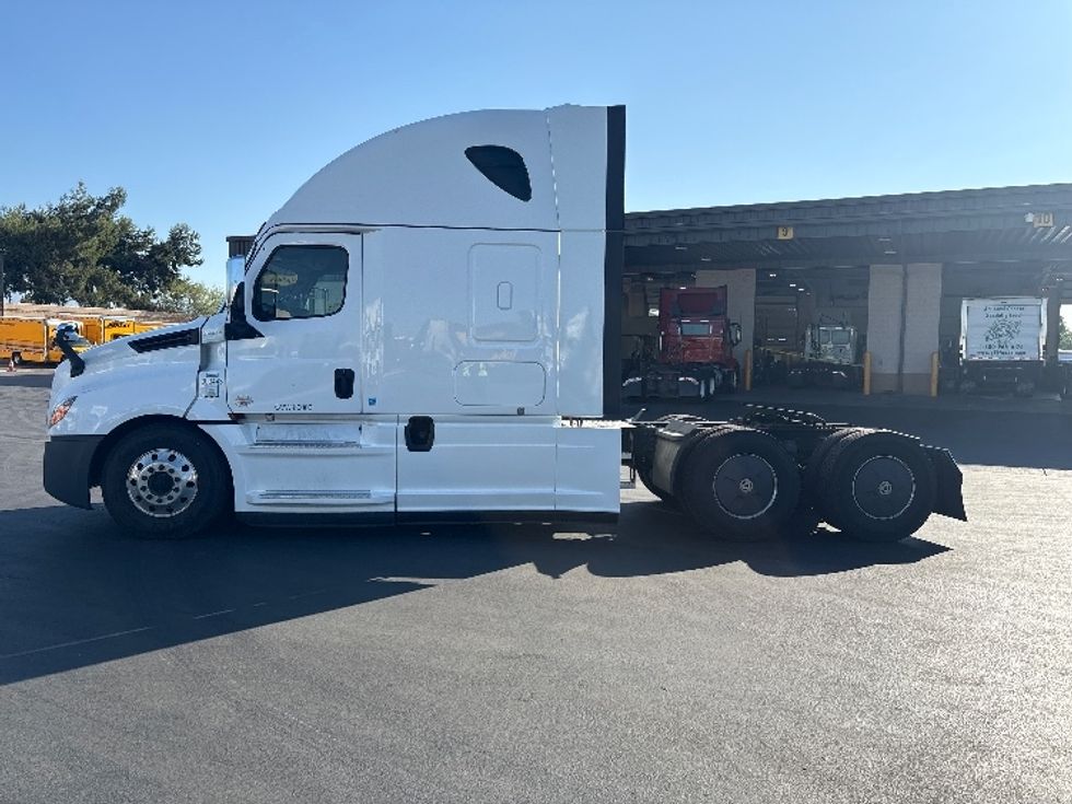 Sleeper Tractor-Heavy Duty Tractors-Freightliner-2020-T12664ST-Fontana-CA-461,047\n\t\tmiles-$ 74,750 - Image 4