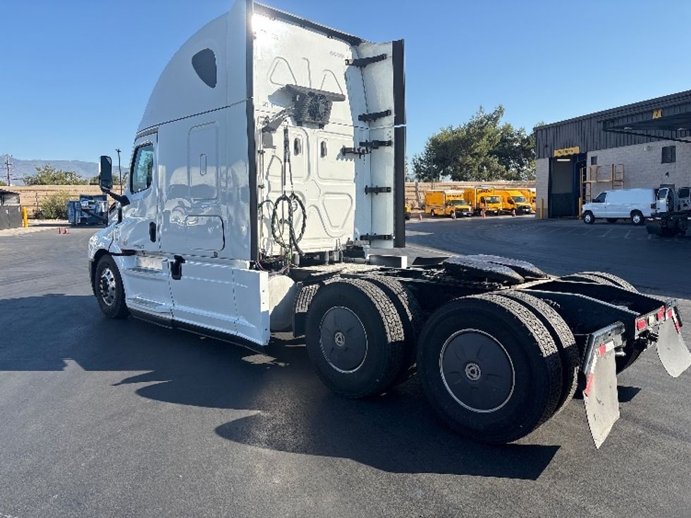 Sleeper Tractor-Heavy Duty Tractors-Freightliner-2020-T12664ST-Fontana-CA-461,047\n\t\tmiles-$ 74,750 - Image 5