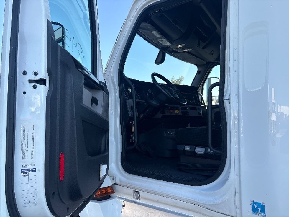 Sleeper Tractor-Heavy Duty Tractors-Freightliner-2020-T12664ST-Fontana-CA-461,047\n\t\tmiles-$ 74,750 - Image 9