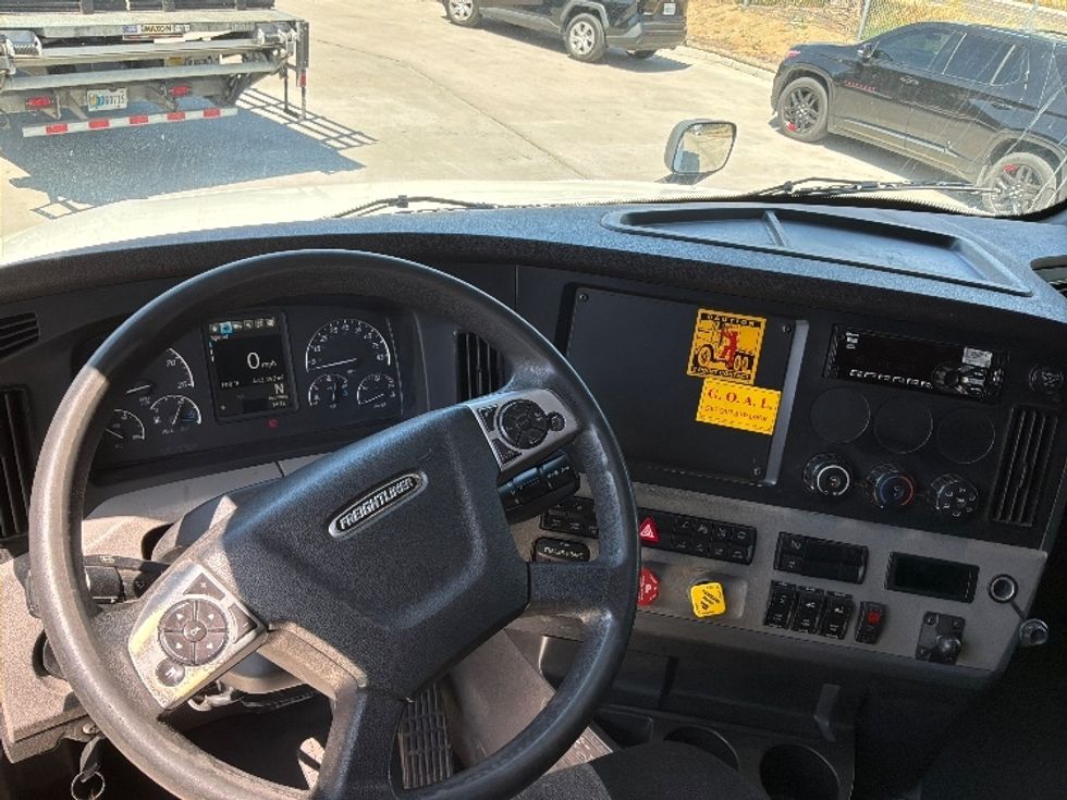 Sleeper Tractor-Heavy Duty Tractors-Freightliner-2020-T12664ST-Fontana-CA-463,391\n\t\tmiles-$ 65,000 - Image 11