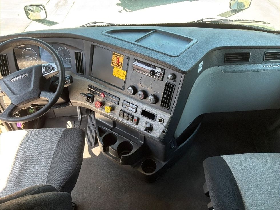 Sleeper Tractor-Heavy Duty Tractors-Freightliner-2020-T12664ST-Fontana-CA-463,391\n\t\tmiles-$ 65,000 - Image 12